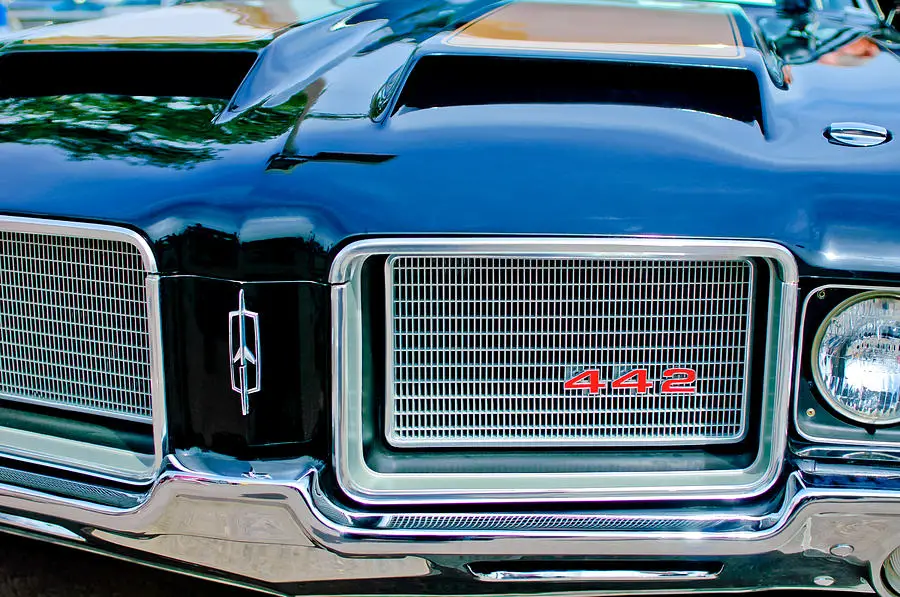 1972 olds 442 grille emblem.jpg