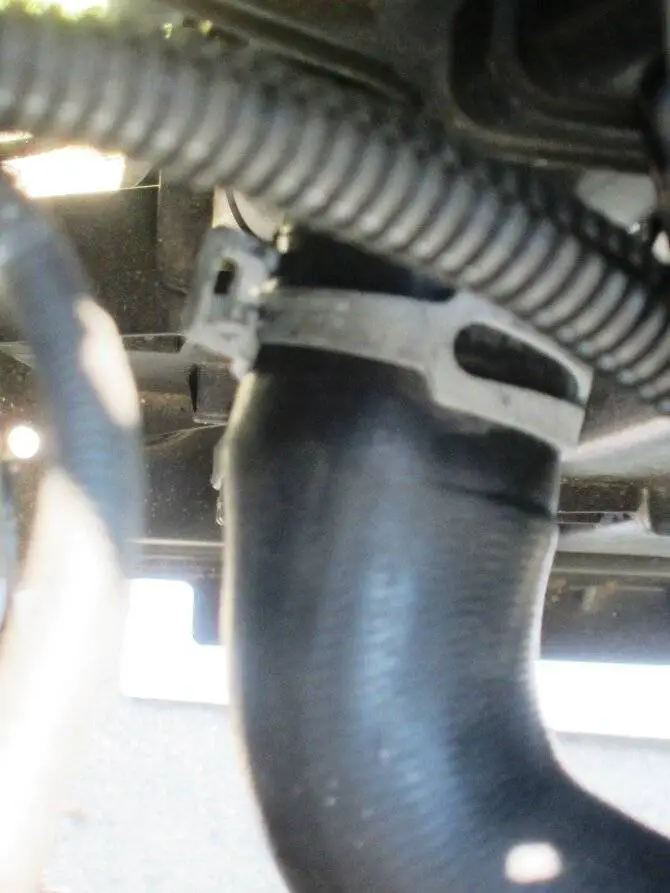 2point0L upper coolant hose to rad no clearance.JPG