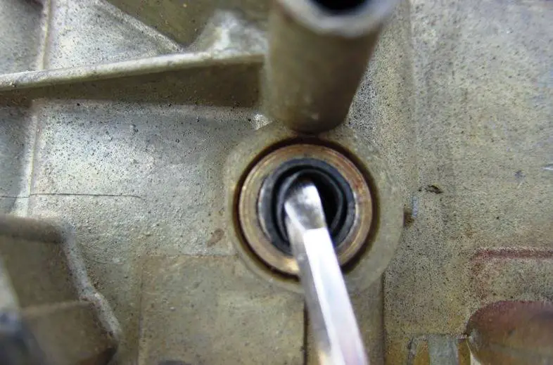 85 OEM 442 Carburetor intermediate choke shaft seal removal.JPG