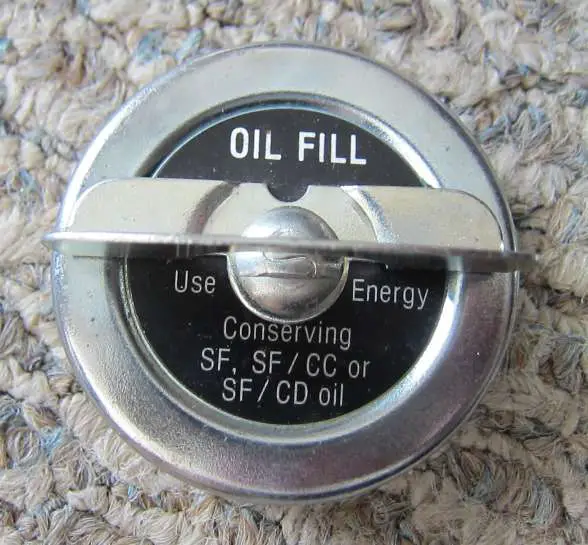 85 Olds V8 Oil cap.JPG