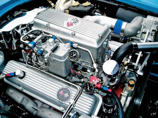 vemp_0701_01_z+1965_chevrolet_corvette_efi_system+engine.jpg