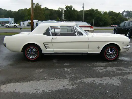 wimbledon-white-1966-ford-mustang-las-vegas-2009-52071-4-xlarge.jpg