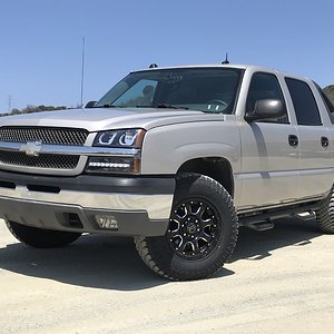 CaliWagon83’s 2004 Chevy Avalanche w Lift, Wheels & Tires