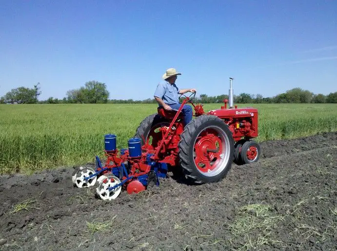 Farmall Super C Planting corn with a Super C and lister | Farmall ...