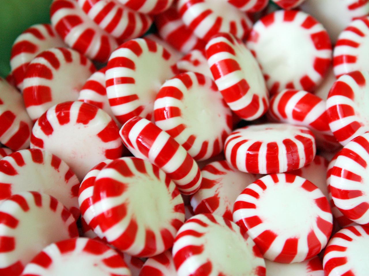 original_Myra-Hope-peppermint-candy-wreath-step-one_s4s3.jpg.rend.hgtvcom.1280.960.jpeg