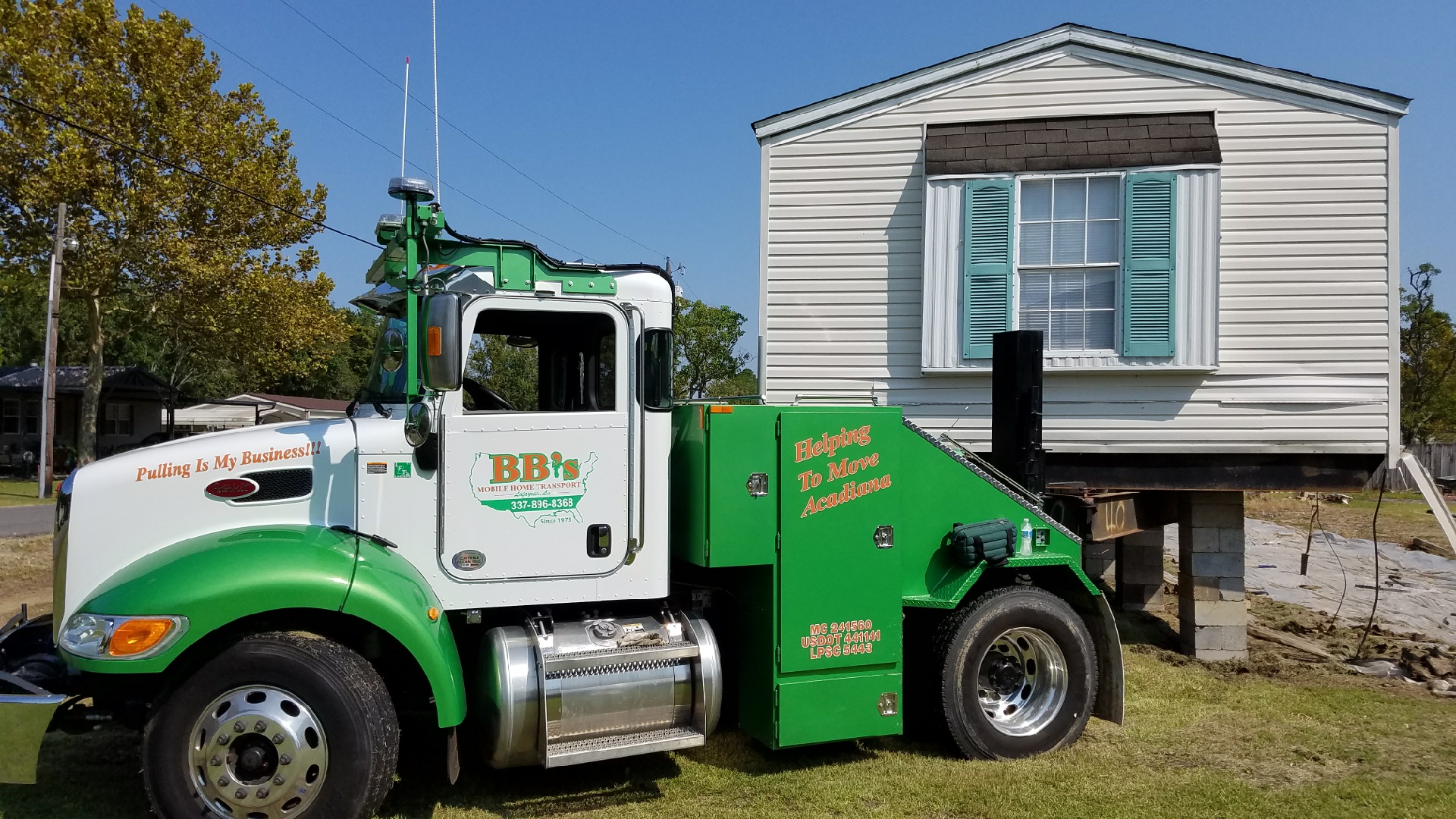 Peterbilt-hooked-to-mobile-home.jpg