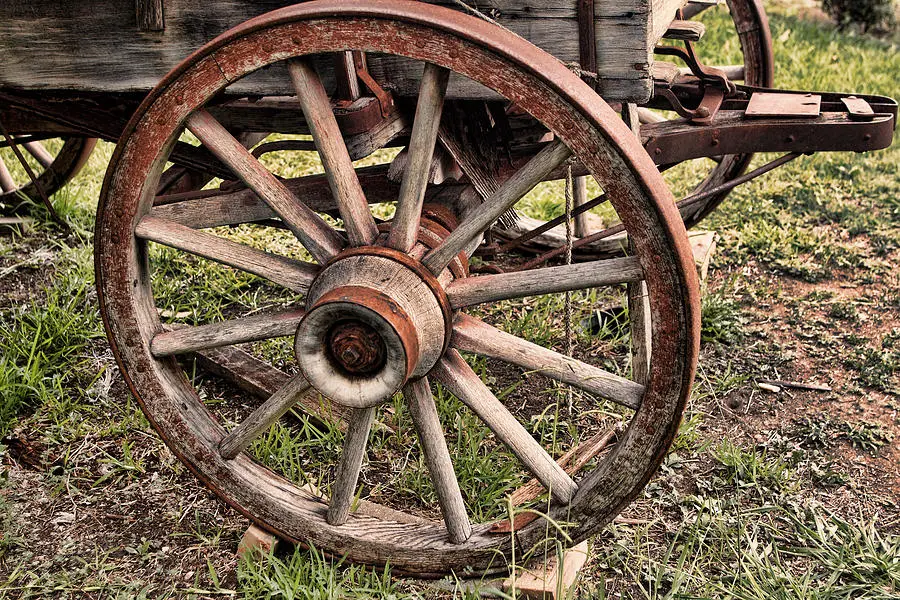 weathered-coverd-wagon-wheel-linda-phelps.jpg